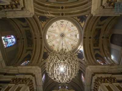 La singola navata � sormontata da un soffitto a botte e dalla cupola che si innalza sulla pianta a croce greca dell�edificio